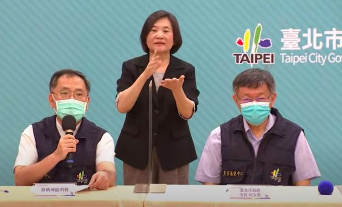 ▲對酷課雲大塞車，學生無法登錄上課，台北市副市長蔡炳坤（圖左）表示，今早採「分區分流」上線，目前已經沒有塞車問題。另外，蔡炳坤也說，線上教學屬於正式課程，暑假期間也不會再補課。（圖/截至台北市政府直播）