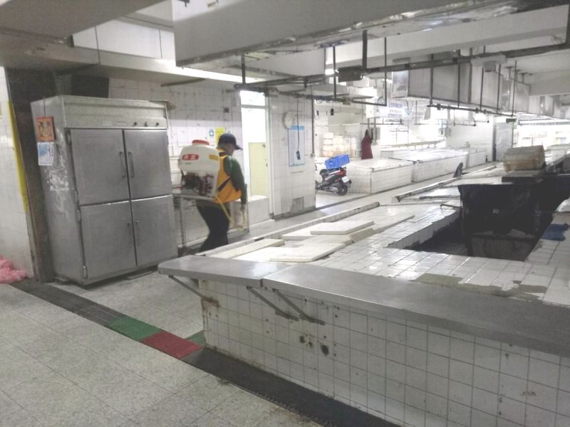 ▲新北市確診婦人在屏東停留期間足跡,內埔菜市場生局前往消毒作業。(圖/屏東縣政府提供,