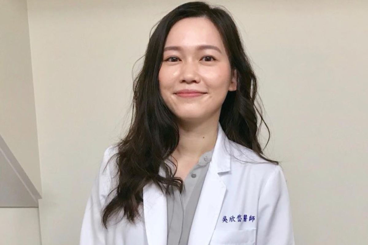 ▲全台學校因疫情明起停課，美女醫師吳欣岱與老公的反應引發共鳴。（圖／吳欣岱臉書）