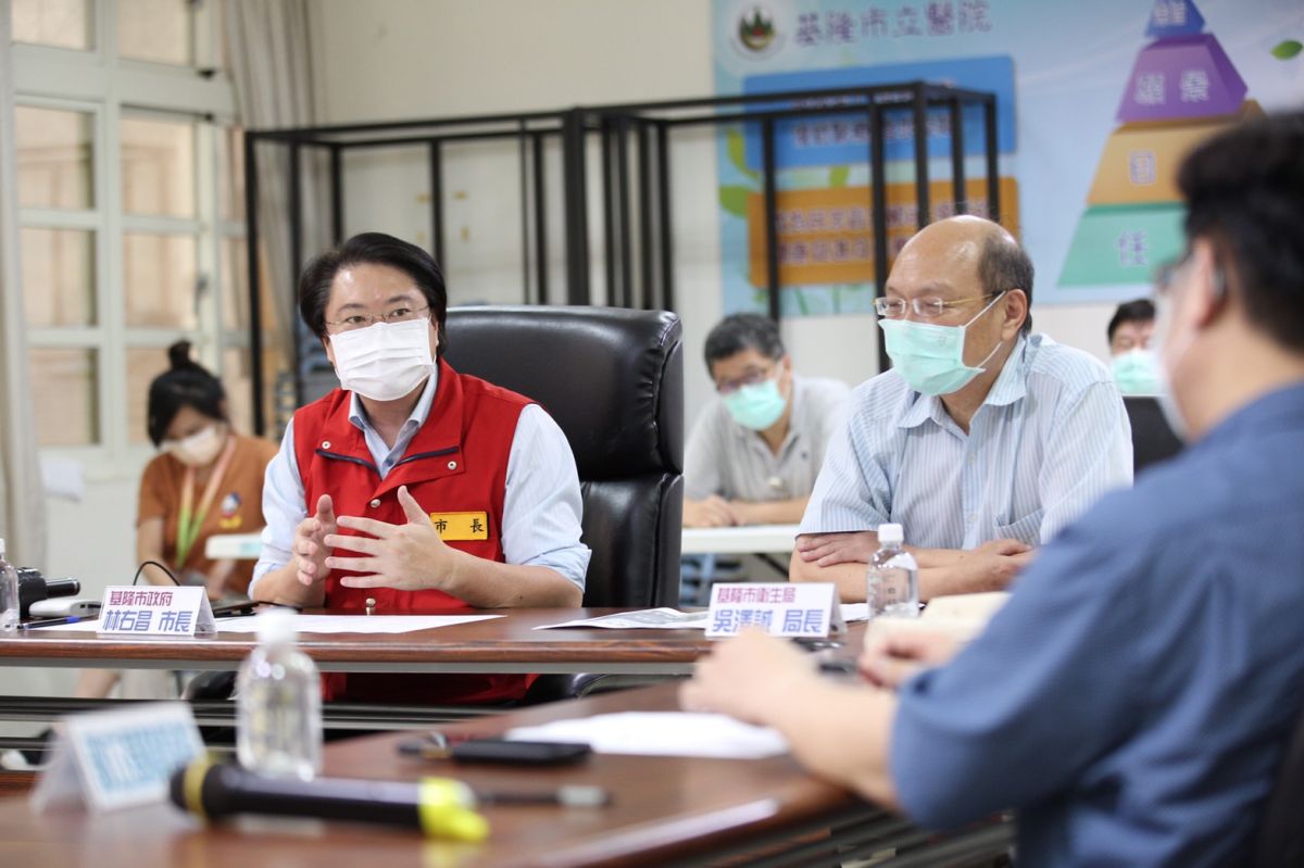 ▲林右昌邀基隆5家醫院召開防疫醫療整備會議，希望守住基隆醫療防線。（圖／基隆市政府提供）
