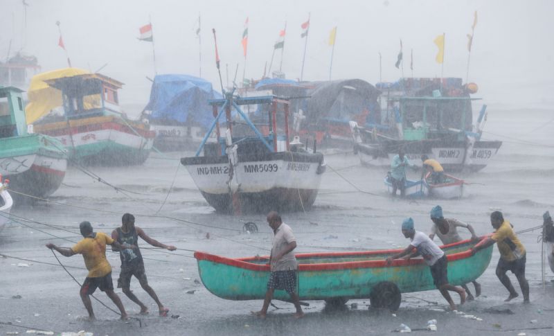 ▲強烈氣旋襲擊印度，造成孟買外海一艘船隻沉沒，船上載有273人，目前有146人獲救，還有127人下落不明。（圖／美聯社／達志影像）