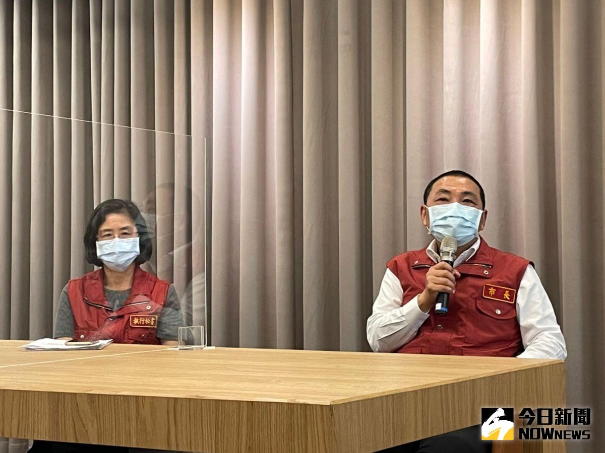 ▲新北市長侯友宜表示，目前盤點現有的醫療能量，除徵用656床的病床，其次也已找到一處可容納183房的集中檢疫所。（圖／記者陳志仁攝，2021.05.18）