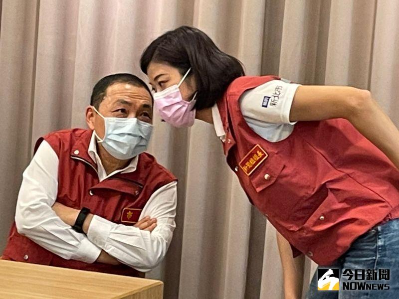 ▲新北市長侯友宜交代新聞局長蔣志薇跟媒體說明隔離收治中心與集中檢疫所的差異點。(圖/記者陳志仁攝,2021.05.18)
