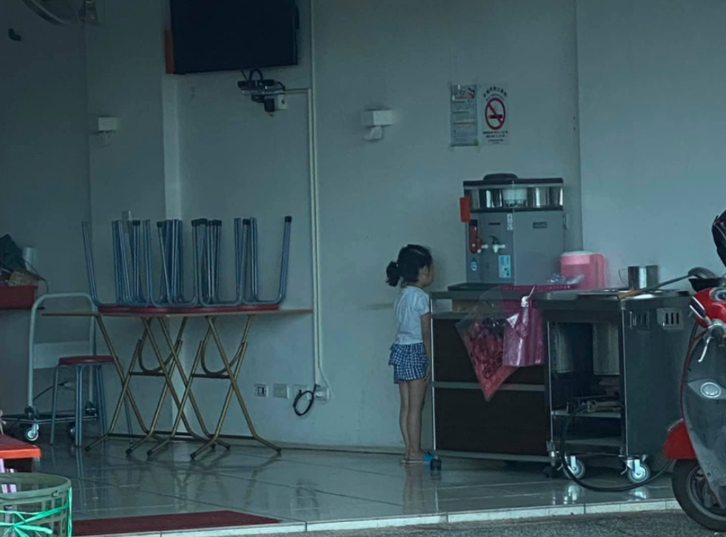 ▲停班不停課，讓家長傷腦筋，就有一名網友PO出「停課日常」照，只見照片中一位小妹妹被罰站，讓不少網友笑稱「妹妹突然想上課了」。（圖／翻攝自《路上觀察學院》）