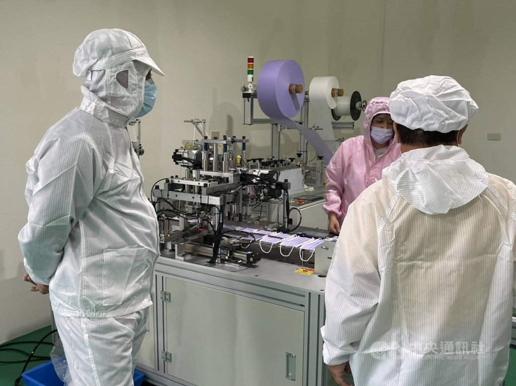 ▲7年前遷居金門的陳澤林（右）去年決定在金門設立首家口罩工廠，18日終於正式生產開賣，目前工廠有兩條生產線同時啟動，一天最高可生產10萬片口罩。（圖/中央社）