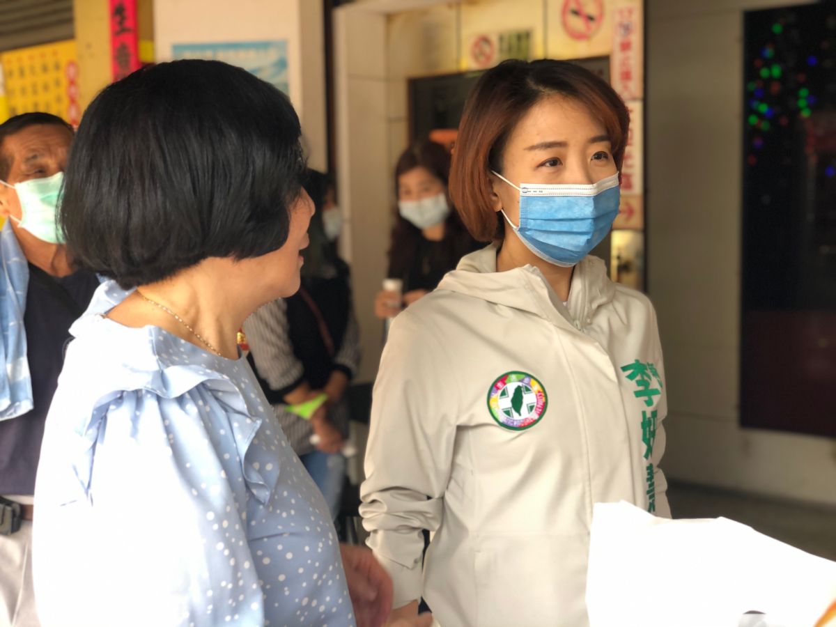 ▲新竹市議會民進黨團總召李妍慧（右）呼籲：「府會合作超前部署防疫，一起努力守住新竹！」（圖／李妍慧辦公室提供）