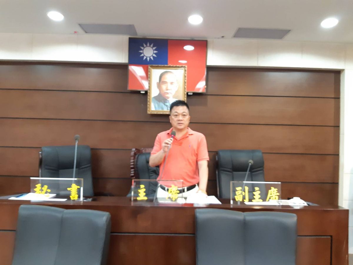 ▲新竹縣竹北市民代表會主席林啟賢呼籲：
貫徹防疫，倒垃圾也要戴口罩。（圖／林啟賢提供）