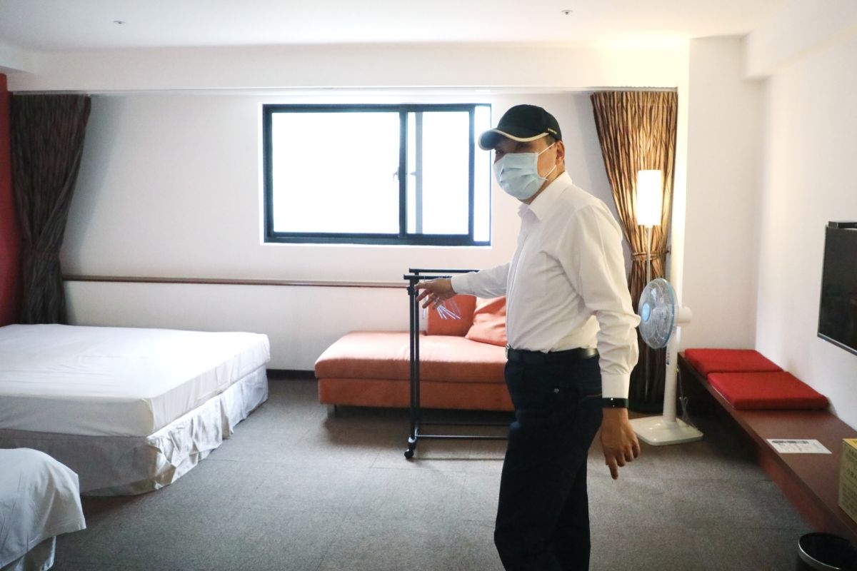 ▲新北市長侯友宜今（19）日宣布，徵用飯店作為安置輕症及無症狀者的集中檢疫中心，舒緩醫療的壓力。（圖／新北市政府提供）