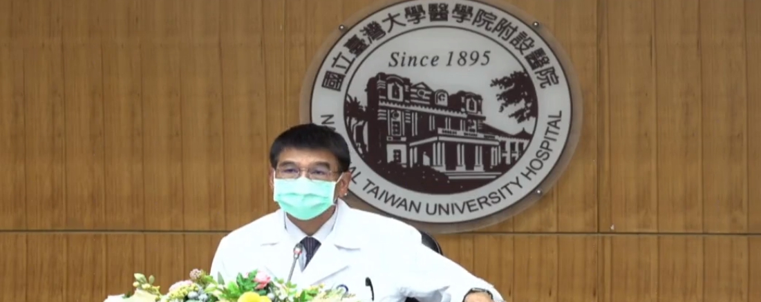 ▲台大醫院發言人王亭貴昨（19）強調，確診員工感染源是從院外進來，因此不屬於院內感染。（圖／擷取自台大醫院直播訊號）