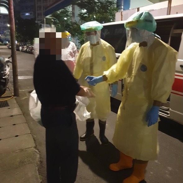 ▲新莊分局中港所的員警，15日晚間全副武裝與衛生局、消防局的同仁，共同前往板橋區查緝失聯的確診患者。（圖／新莊分局提供）