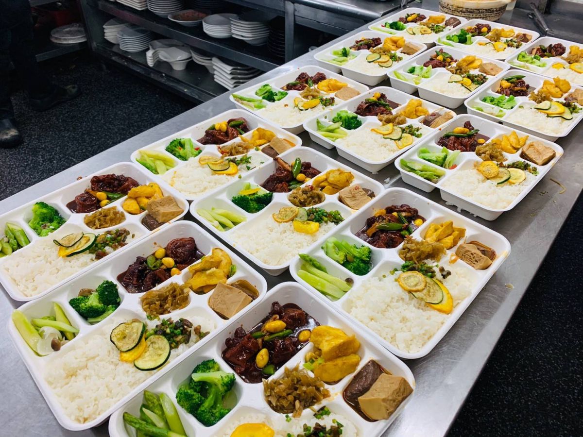 ▲疫情大爆發，台中餐飲業重創，膳馨推六款餐盒外帶應變苦撐。（圖／膳馨提供) 