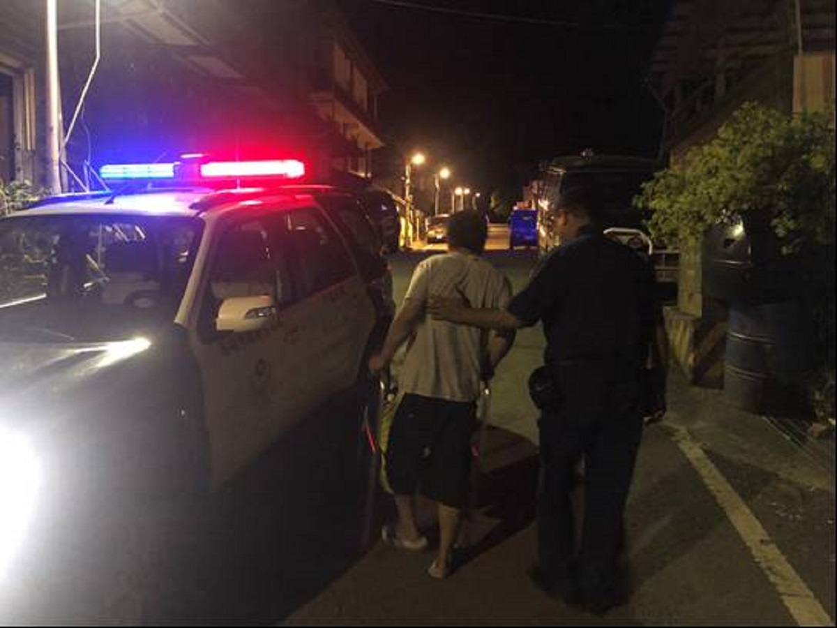 ▲柯姓男子18日晚間醉臥路旁貨車輪下，還好被六龜分局那瑪夏分駐所所長洪子棠及警員周志宏發現，直接護送男子返回住處。(圖／記者郭凱杰翻攝)