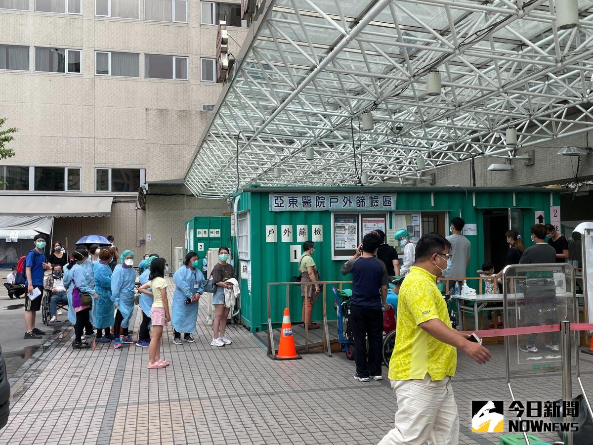 ▲亞東醫院經二採後多了3例確診的個案，包括1位病人、1位病人家屬及1位看護顧。（圖／記者陳志仁攝）