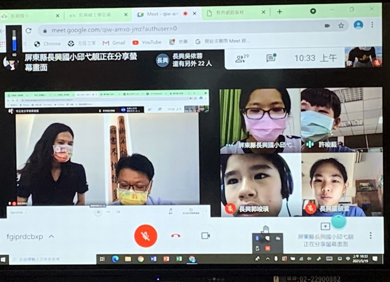 ▲導師透過點名和視訊畫面確認學生皆到齊後,開心與學生寒暄互動,透過因材網進行同步視訊遠距教學,並不忘貼心提醒防疫重點後進入課程。(圖/屏東縣政府提供,
