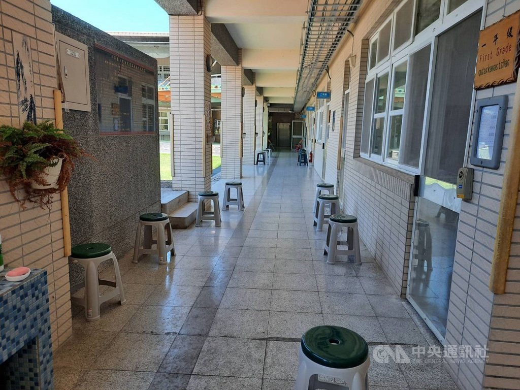▲台中市平等國小教室設為快篩站，走廊外放置座椅，將距離拉大，快篩者採分流方式進行篩檢，避免造成群聚感染。（圖/中央社）
