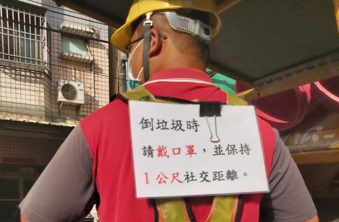 ▲台中市垃圾車清潔隊員，把防疫宣導的看板別在自己身上，直呼「我們真的盡力了」，讓網友好感動。（圖／翻攝自《大里人聊天室》臉書社團）