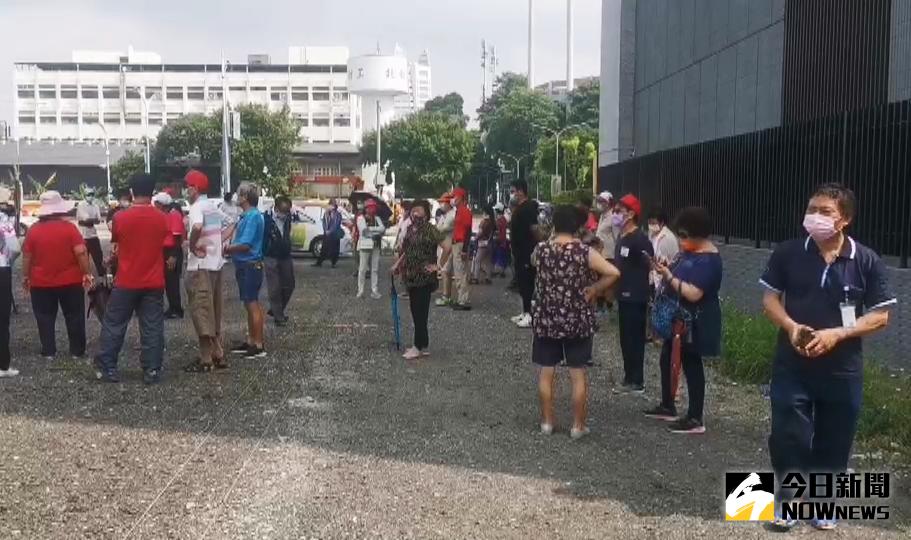 ▲龜山山德里民眾今天一早群聚篩檢站預定地抗議，希望篩檢站不要設在這裡以免社區備確診個案波及。（圖／記者李春台攝，2021.05.19）