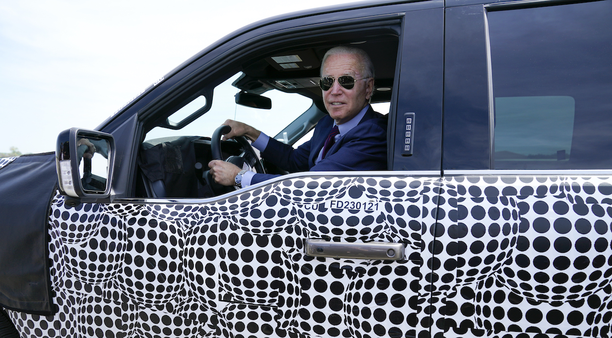 ▲美國總統拜登試乘福特F-150的電動車款，該車預計2022年發售。（圖／美聯社／達志影像）