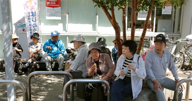 ▲美國3月通過紓困方案，然而不少日本老人也收到了紓困金支票。（圖／美聯社／達志影像）