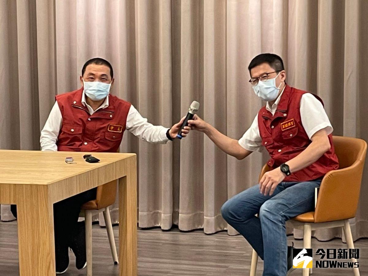 ▲侯友宜特別為從觀光旅遊局長升任副秘書長的張其強（右）抱屈，認為其強花了很大的心血，「在尋找防疫旅館的這件事，實在太委屈其強」。（圖／記者陳志仁攝，2021.05.19）