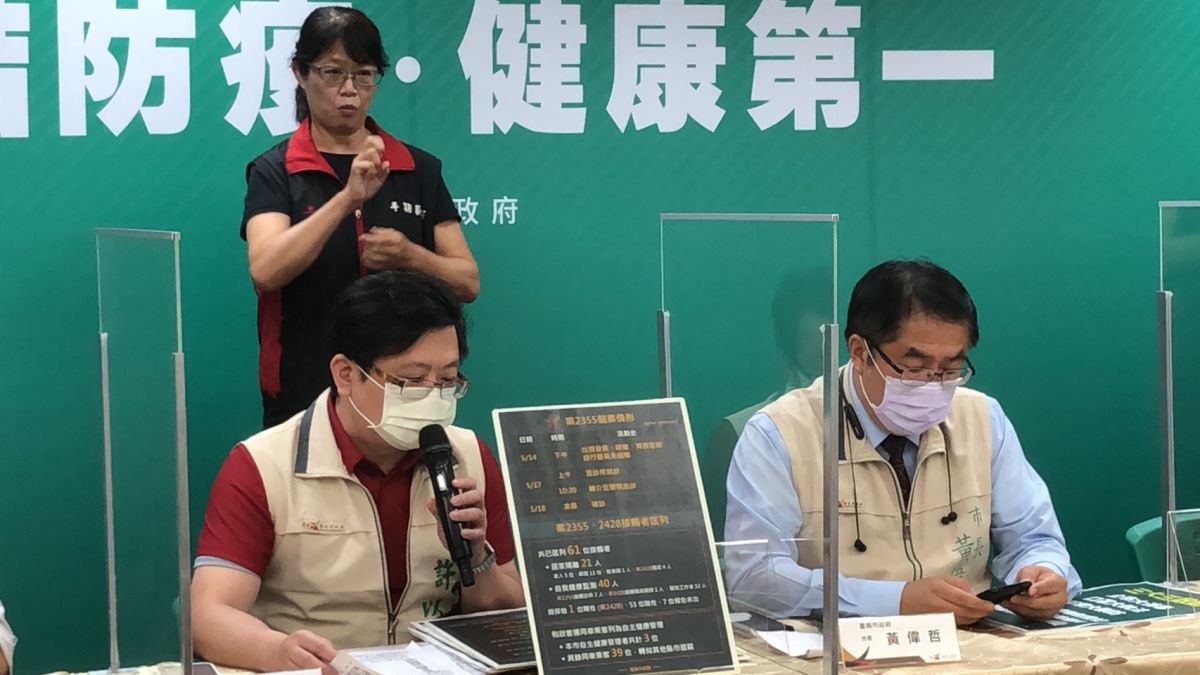 ▲南市衛生局長許以霖(左) 說明新營確診個案足跡（圖／記者林怡孜攝，2021,05,19）
