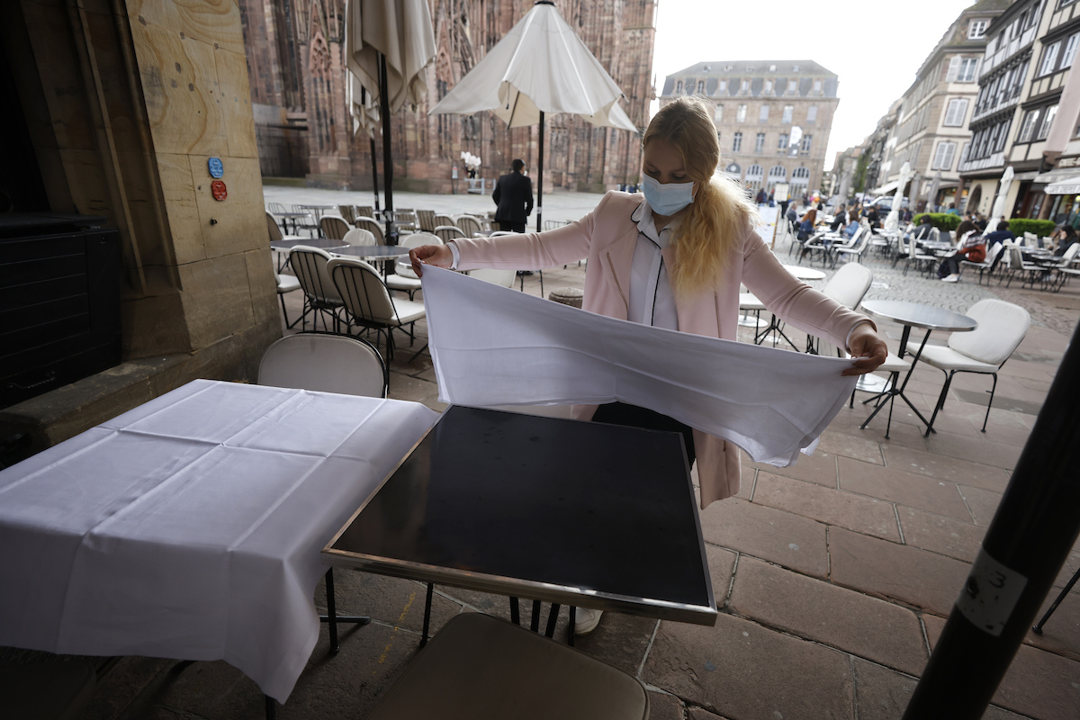 ▲對法國的餐飲、飯店業者來說，目前最大困難已不是新冠肺炎疫情，而是疫情過後出現的人力缺口。（圖／美聯社／達志影像）