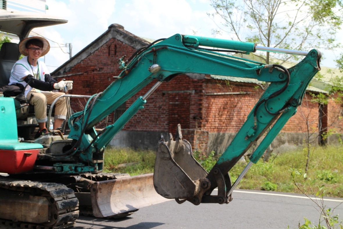 ▲信義房屋興大國光店專案經理楊弘至曾到宜蘭進行社區服務，協助清理環境。（圖／NOWnews資料照片）