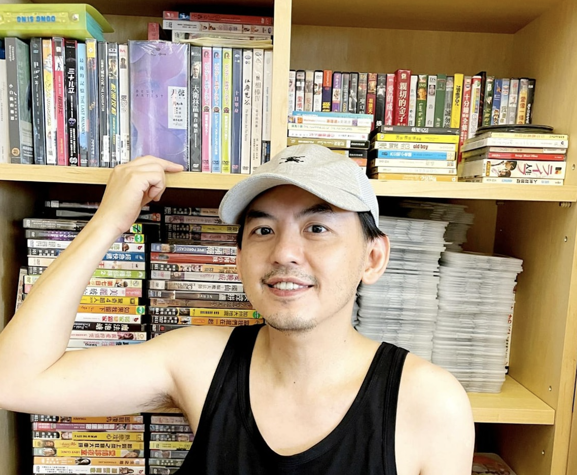 ▲防疫期間，黃子佼在家整理一千本雜誌跟DVD。（圖／TVBS提供）