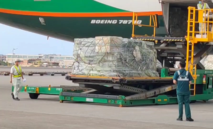 ▲透過COVAX平台購買的第二批，共計40.04萬劑AZ疫苗在今日下午抵達桃園國際機場。（圖／記者李春台翻攝）