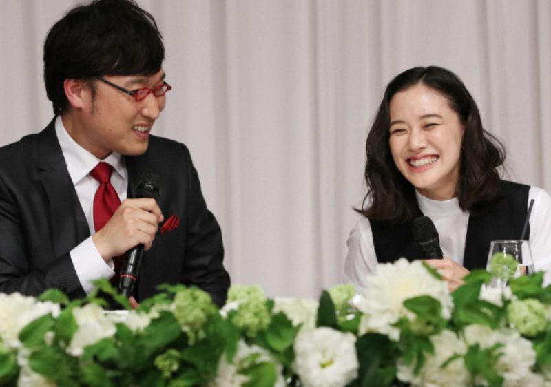 ▲蒼井優(右)、山里亮太交往1個多月閃婚。(圖/翻攝日刊sports)
