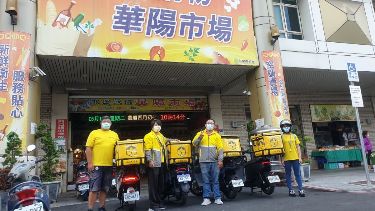 ▲傳統市場因應防疫，與外送服務給合建置賣菜網，主婦不用上市場，一鍵操作，新鮮食材就能宅配到家。（圖／經濟部提供）