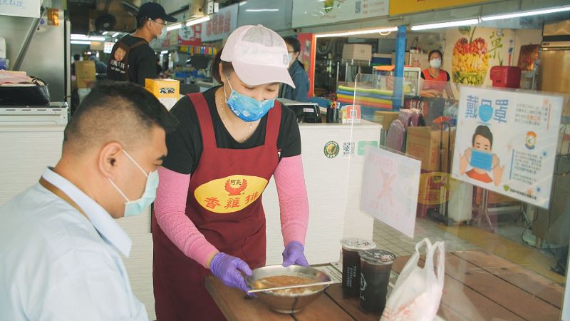 ▲國內疫情發燒,經濟部輔導菜市場攤商落實防疫,熟食必須設置隔板,維護消費者食安。(圖/經濟部提供)