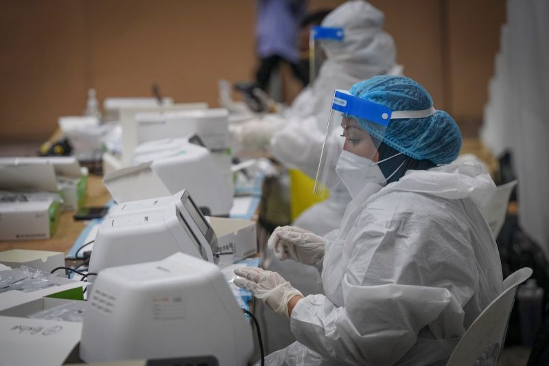 ▲一名護理師點外送後希望外送員能送入院內,外送員無奈之下回應除了送餐外還會「送鳳梨」,嚇得對方連忙請他不用入院了,話題曝光後更掀起網友熱議。(圖/美聯社/達志影像)