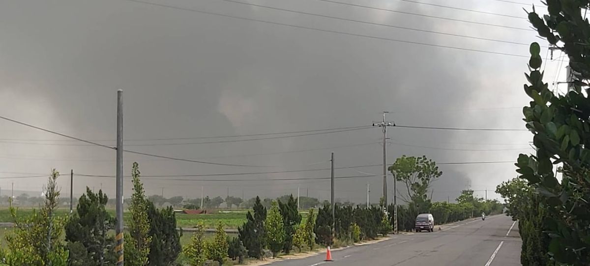 ▲上櫃公司生泰合成工業公司今（20）日清晨6點16分發生火警，因瓦斯外洩，連廠外台1線省道的兩旁側溝都冒出大火，火勢在上午8點47分完全撲滅，幸無人員傷亡﹔環保局將依違反空氣污染防制法，裁罰82.5萬元。（圖/取自後壁區公所臉書）