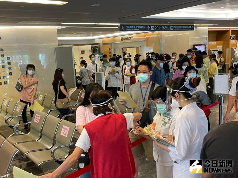 ▲台灣COVID-19疫情延燒，網友認為除了辛苦的醫護人員，還有「這群人」也是無名英雄。圖為亞東醫院。（圖／記者陳志仁，2021.05.20）