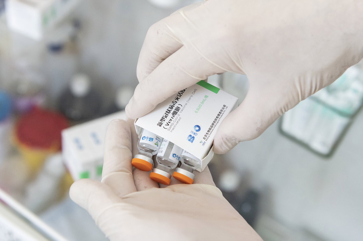 ▲中國北京等地專家研究發現，只有不足一半參與研究的人，接種3劑中國國藥集團生產的疫苗後，對於Omicron變異株BA.4和BA.5等入侵能產生中和抗體。（圖／美聯社／達志影像）