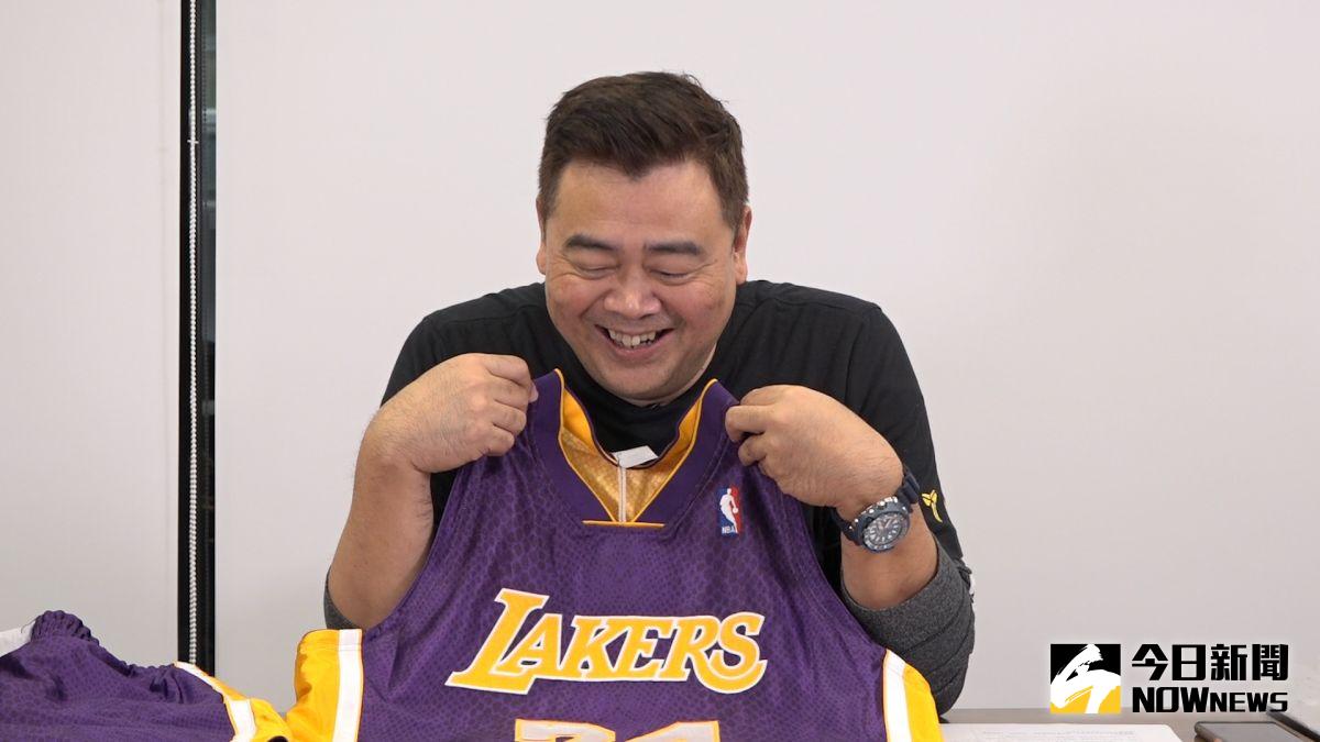 ▲肯尼哥看到這件超有質感KOBE的雙面球衣非常興奮，一拿就愛不釋手。（圖／劉俊佑 攝）