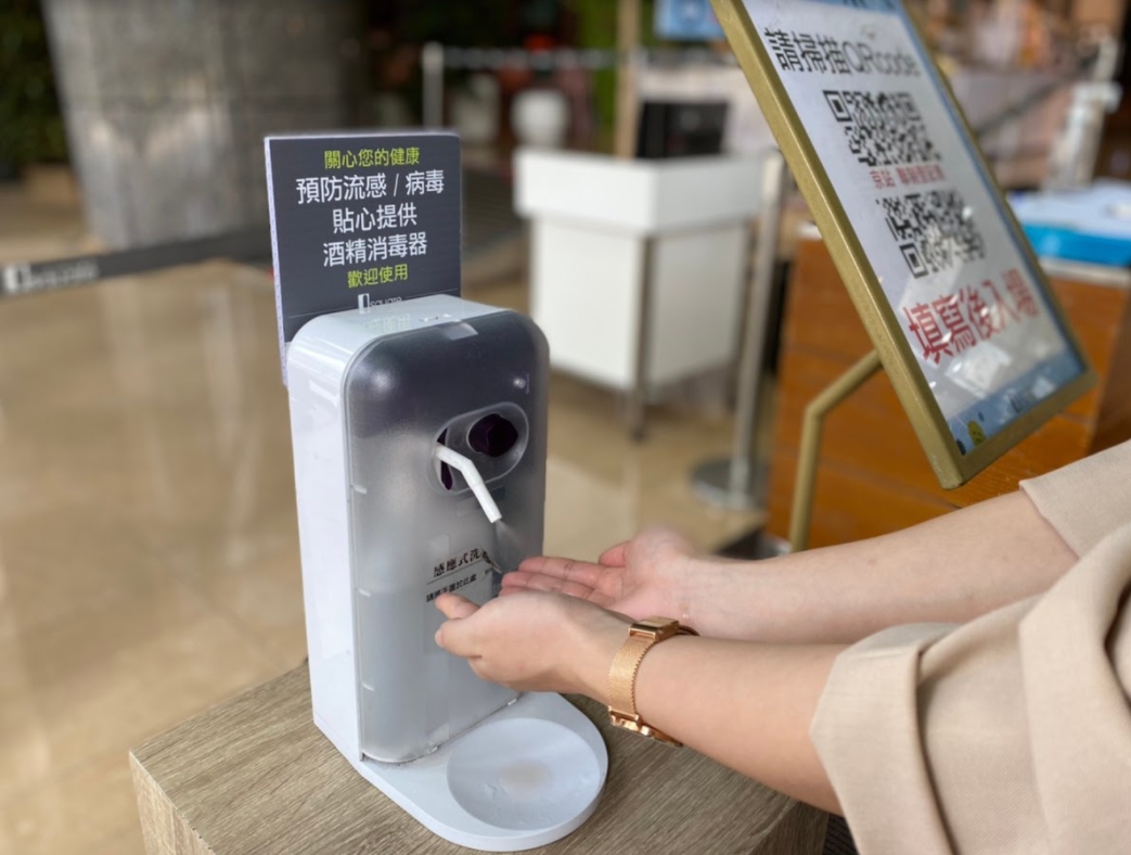 ▲疫情延燒、客人不上門，百貨業者應變希望多少彌補業績。圖為京站消毒手部照。（圖／京站提供）