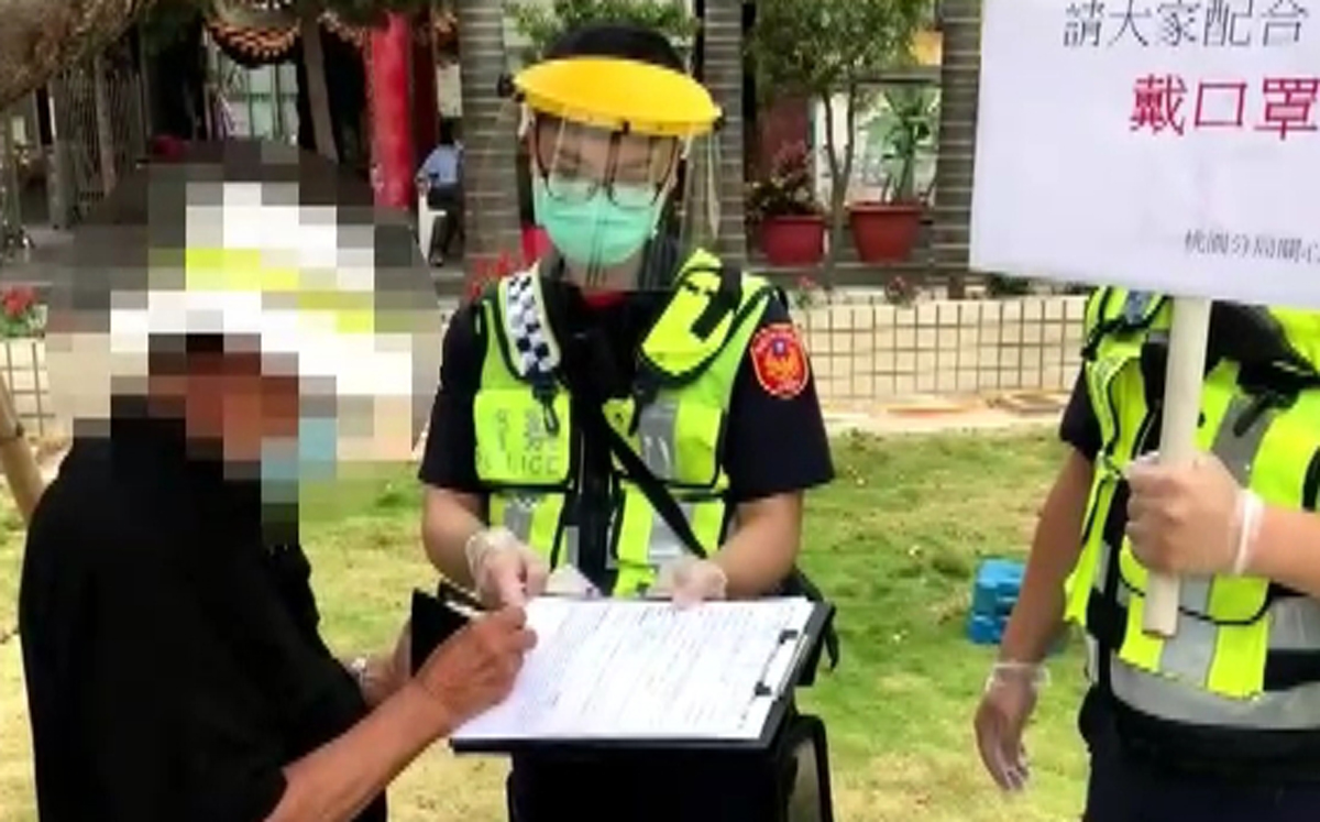 ▲鄭文燦強調，今起全市警局總動員稽查，只要在路上看到民眾沒戴口罩，就一律開罰，「沒有勸導期」。（圖／桃園分局提供）