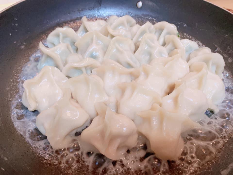 ▲有網友挑戰煮雪花煎餃，沒想到起鍋後，卻慘變「開口笑」煎餃。（圖／翻攝自《爆怨2公社》 ）