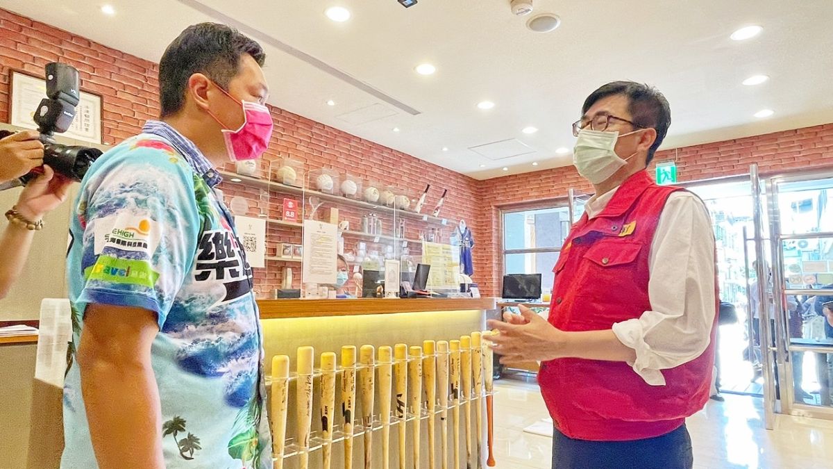 ▲陳其邁至防疫旅館視察，更宣佈將發放防疫旅館第一線工作人員，每人每月3000元的防疫津貼。（圖／高市府觀光局提供）