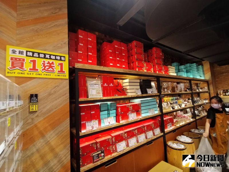 ▲歐客佬咖啡陪伴民眾宅在家防疫,全館精品咖啡豆與掛耳咖啡買一送一。(圖/記者金武鳳攝,2021.5.20)
