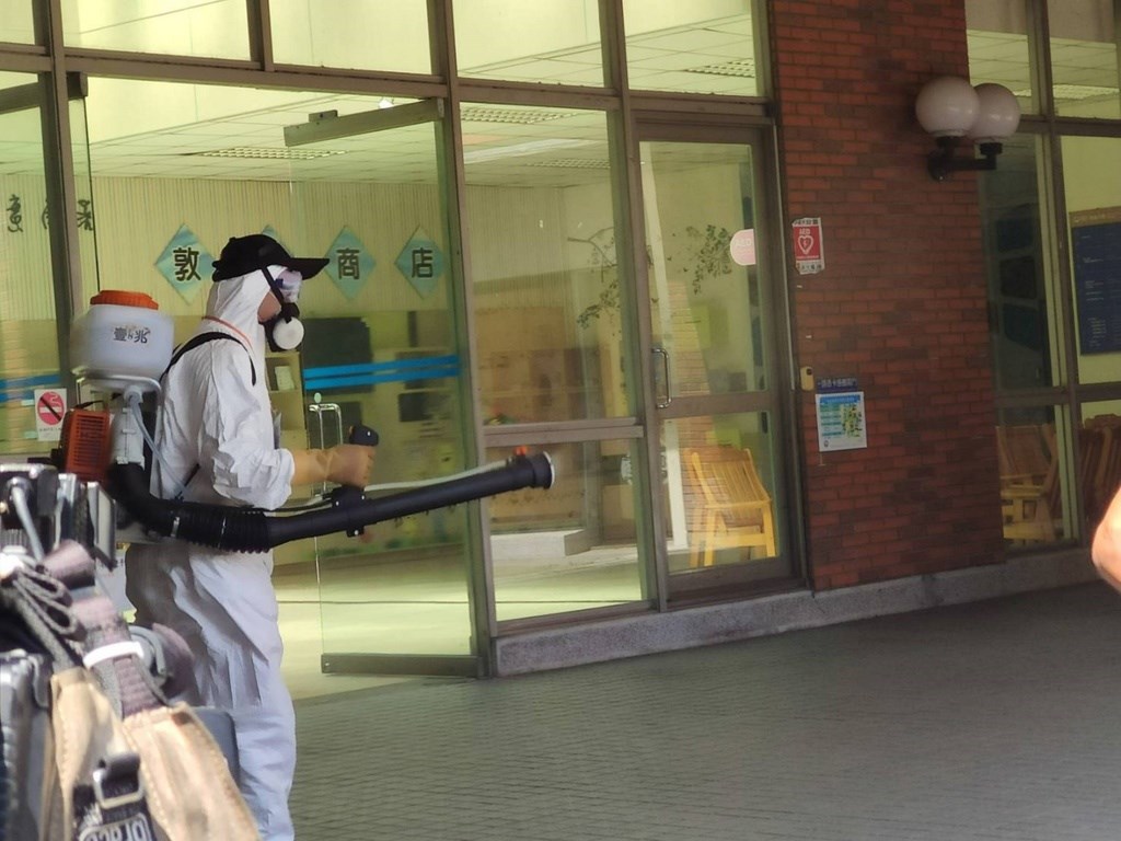 ▲台中市今天新增2例確診者，台中市政府表示，兩人都是朝陽科技大學女大生，都與昨天公布確診的朝陽女大生到KTV唱歌有關，市府已成立朝陽前進指揮所，設置快篩站。（圖/中央社）