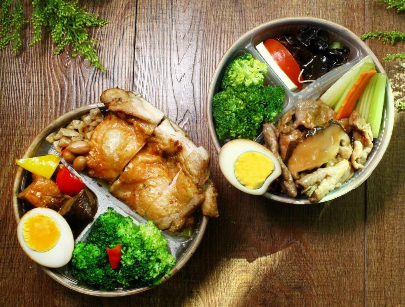 ▲長榮桂冠酒店中西餐全面禁內用,改推便當與外帶料理,皆有優惠價。(圖/長榮提供)