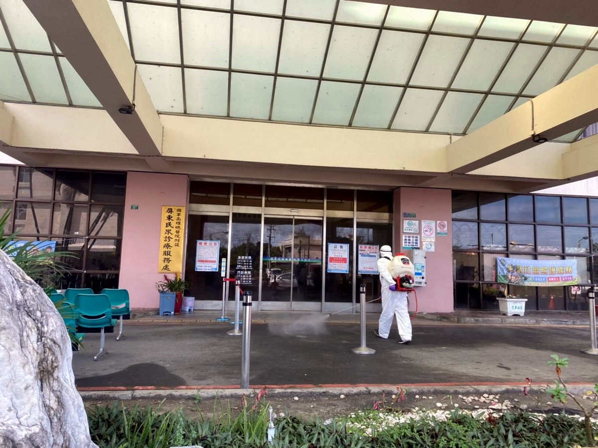 ▲案號「2706」案號「2706」54歲桃園市婦人18日因感身體不適，由弟弟騎乘機車送至國軍高雄總屏東分院就醫，19日採檢後確認為陽性現在負壓隔離病房。（圖／屏東縣政府提供, 2021.05.20）