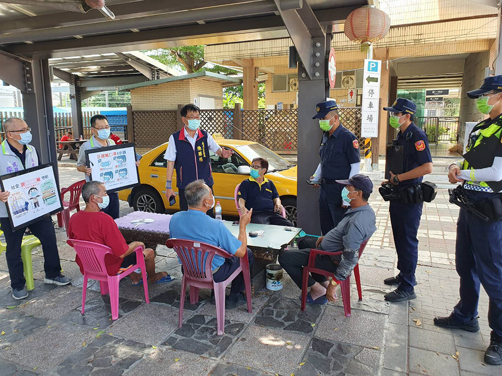 ▲永康區長陳勝楠偕同員警對市民宣導全民戴口罩，保護自己及他人（圖／記者林怡孜攝，2021,05,20）