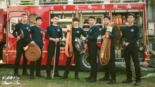 ▲胡釋安(左起)、謝章穎、劉冠廷、陳庭妮、溫昇豪、林柏宏、夏騰宏主演《火神的眼淚》,以角色解析「消防英雄的失落與偉大」。(圖/公視提供) ▲胡釋安(左起)、謝章穎、劉冠廷、陳庭妮、溫昇豪、林柏宏、夏騰宏主演《火神的眼淚》,以角色解析「消防英雄的失落與偉大」。(圖/公視提供)