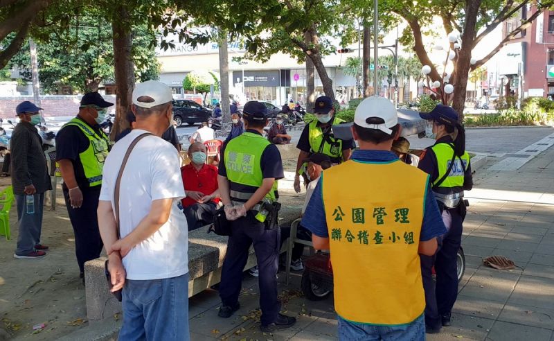 ▲屏東公園有人下棋還有一群人在旁觀賞，且未依防疫規定戴口罩，由工務處、警察局及衛生局總計開出6張未戴口罩舉發單。（圖／屏東縣政府提供, 2021.05.20）