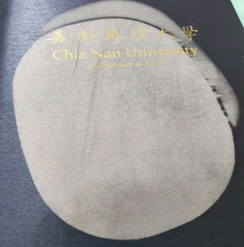 ▲女網友PO出畢業證書因為被她拿來蓋泡麵而毀了的照片。（圖／翻攝自《Dcard》）