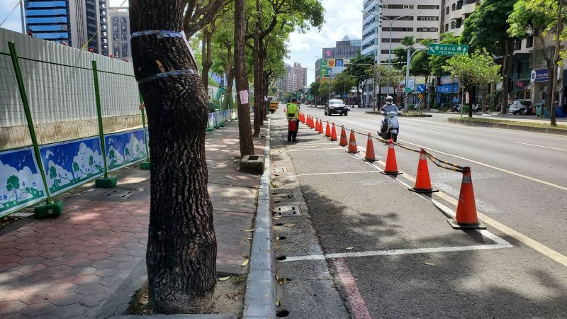 ▲林欽榮要求於6月中下旬完成周邊設施遷移及基地空間退縮以增加道路寬度。(圖/高市府捷運局提供)